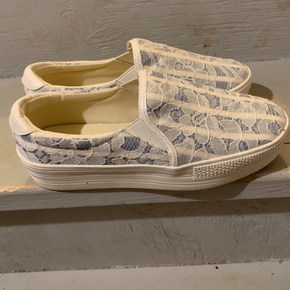 Beautiful lace sneakers - Picture 2 of 3